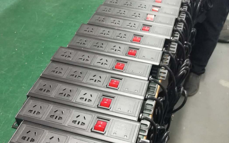 配電箱專用PDU插座  3位國標5孔 帶燈雙斷開關 防雷保護 